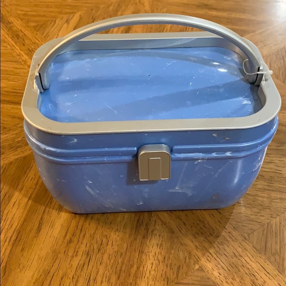 Light blue Caboodles hard case